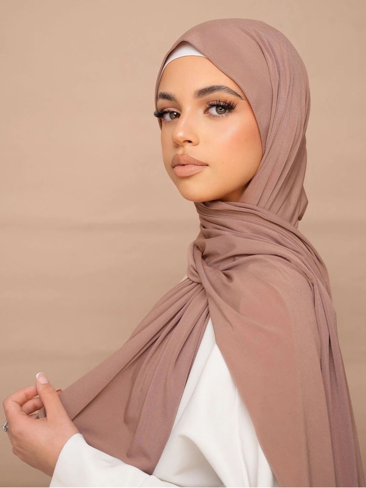 Hijab Jersey Premium Café au Lait Luxe, tissu léger, tendance 2026
