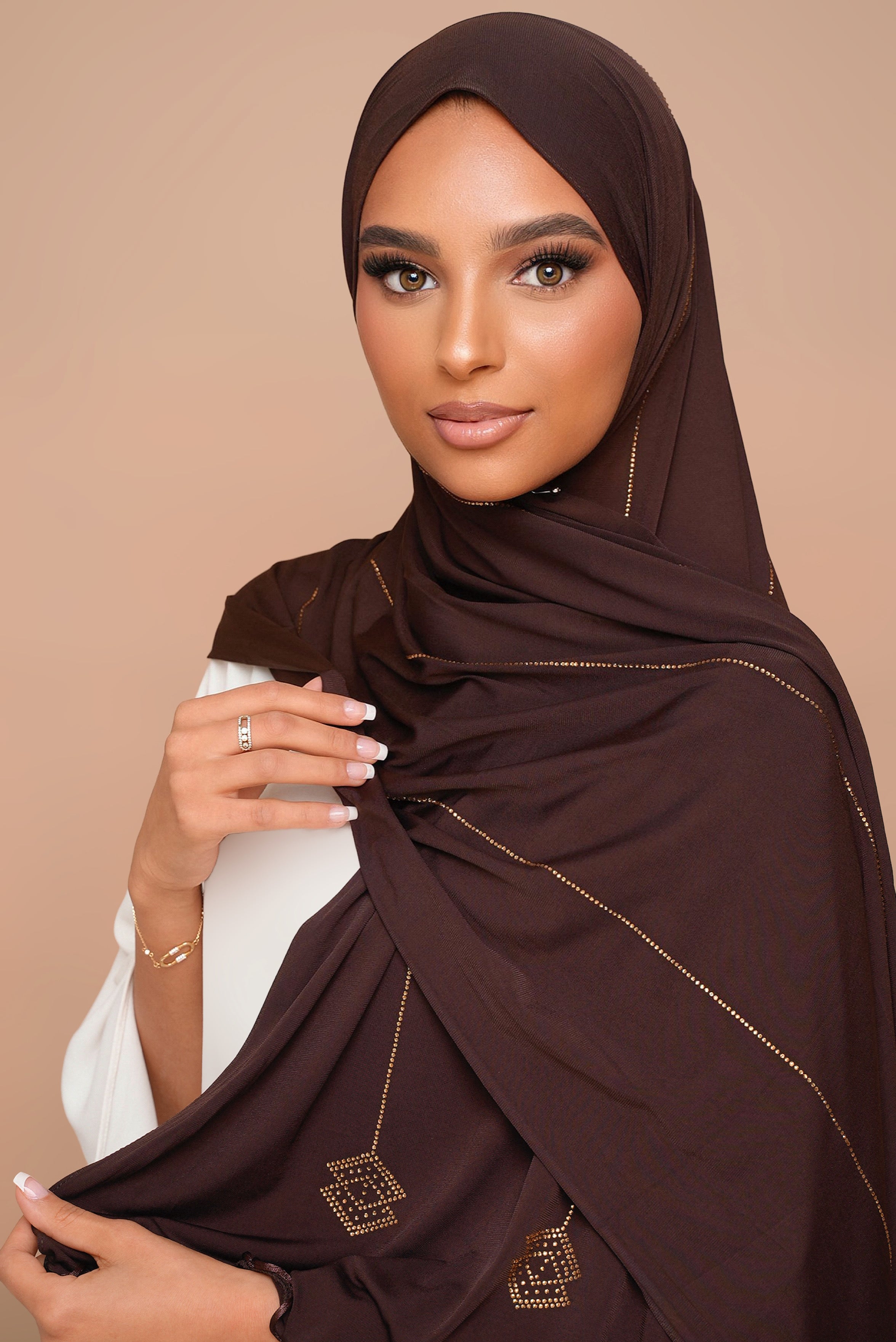 Hijab Strass Frisé Jersey Premium BYNOUR - 4 Lignes de Strass Dorés, Extrémités Ondulées, Format Extra Long 210×75 cm